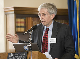 Tom Condon, longtime columnist and editor at the Hartford Courant, moderates a panel on rail travel in Connecticut at the Law School Feb. 20.