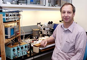 Image: Andrew Moiseff in his lab.
