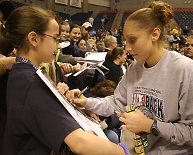 Image: Diana Taurasi signs a fan autograph